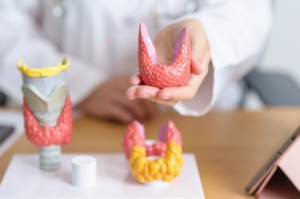 Read more about the article Как се лекуваме при Хашимото: медикаментозно лечение, психотерапия и нова връзка със себе си
